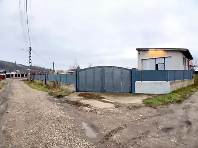 Hală, atelier și locuință, curte cu 900mp teren în Corod