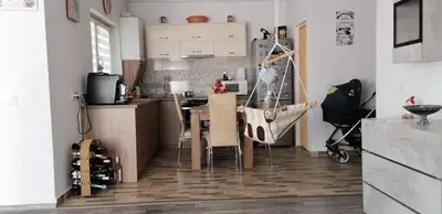 Închiriez apartament 2 camere + loc de parcare