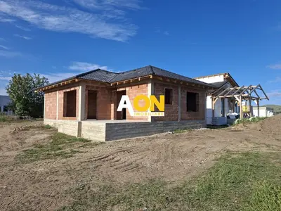 Casa la rosu, 4 camere, 387 mp teren, toate utilitatile, Orizont