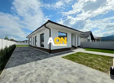 Casă Individuală de Vânzare, 4 Camere, 500mp Teren, Zona Alba Micești