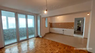 Decomandat și complet renovat cu vedere panoramică în bloc turn, anvelopat: Micro 4, Bd. M Viteazu.