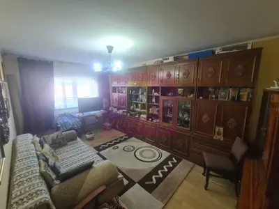 Apartament cu 3 camere de vanzare in Campina - Zona Centrala