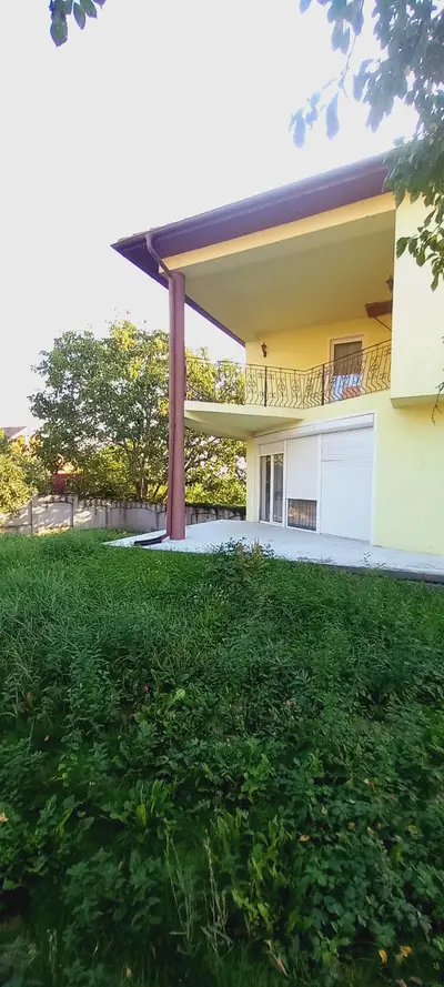 Casă modernă cu grădină, garaj și 4 dormitoare – Zonă rezidențiala Gr. Poporului