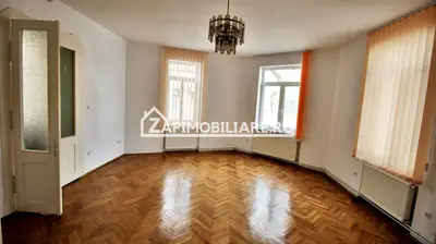 Casa 5 camere,3 băi,180 mp.teren 371 mp.Central