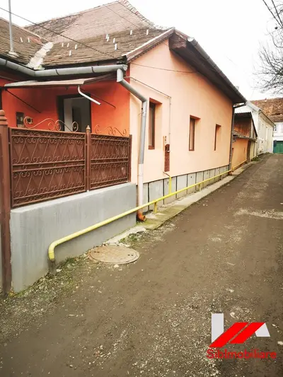 Casa 3 camere , Individuala, renovata, curte si garaj , Cisnadie