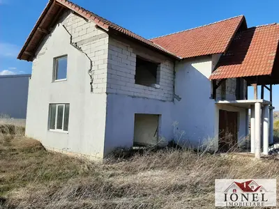 Vanzare casa la rosu in Sebes