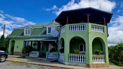 Vand casă  350 mp cu teren 55 arii in localitatea Iojib