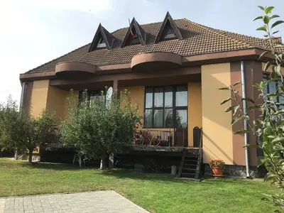 Vand casa cu 16 camere in Bardesti