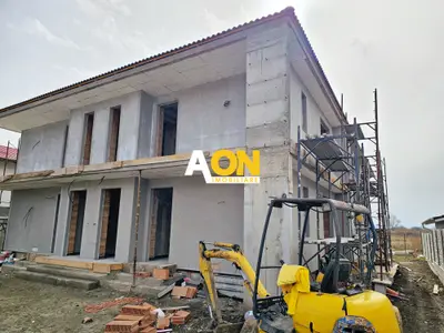 Apartament cu 3 camere, 2 bai, curte proprie, parcare si boxa 40 mp