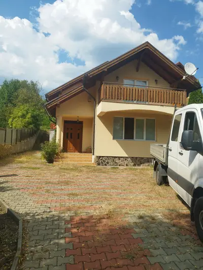 Vand casa cu 5 cam,in zona Platoul-Cornesti