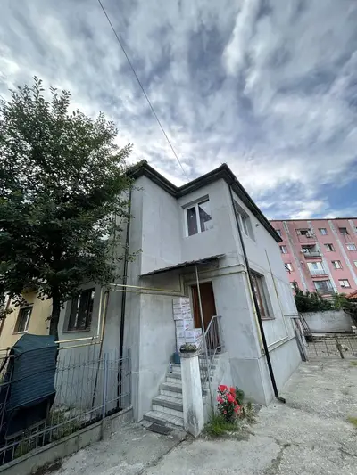 BRASADAS vinde ap 4 cam spațios cu anexe, 103 mp. Botizului.