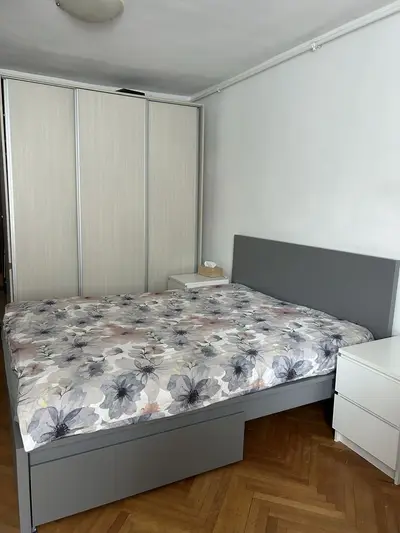 BRASADAS vinde garsoniera pe Ostrovului la etajul 1/4.