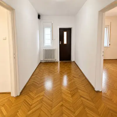 Apartament spațios cu 3 camere, 87 mp utili, 2 garaje, etaj 1 la casă