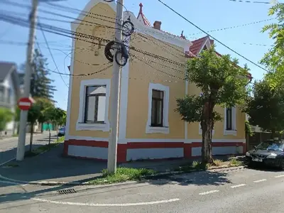Casă 5 camere, 3 bai,2 bucătării, 200 mp utili, 370 mp teren
