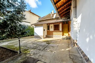 Vilă 5 camere, teren 1.500 mp cu livadă, garaj dublu