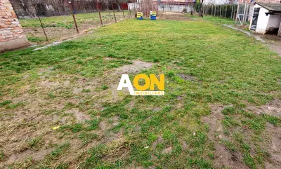 Teren intravilan cu casa, 1173 mp, la asfalt, zona Cetate