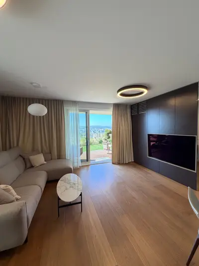 Apartament PREMIUM cu curte, terasă și lift cu acces direct în living