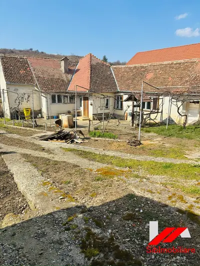 Casa saseasca cu teren 2000 mp cu dublu acces de vanzare in Hamba