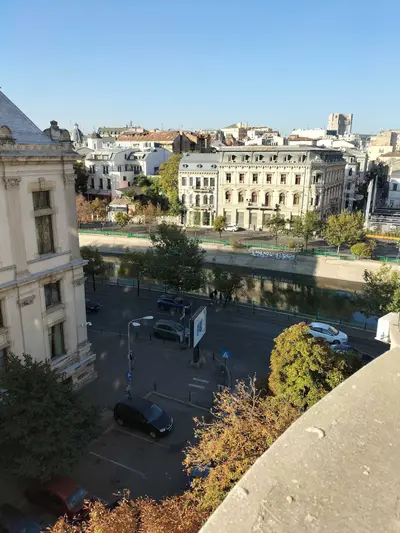 BRASADAS închiriază ap 2 cam et 4 UNIRII.
