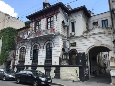 Ag BRASADAS vinde villa cu 20 camere Pta ROMANA.