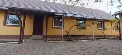Casă spațioasă cu 4 camere , curte și teren generos în Mașloc
