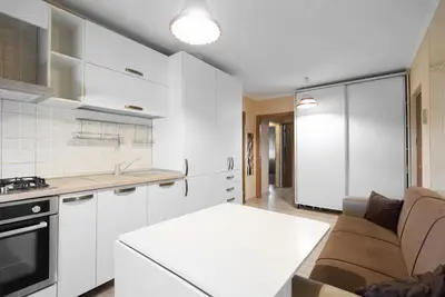 Apartament cu 3 camere, 2 băi și balcon închis | Exercițiu
