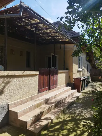 Vand casa cu 4 amin zona Mureseni