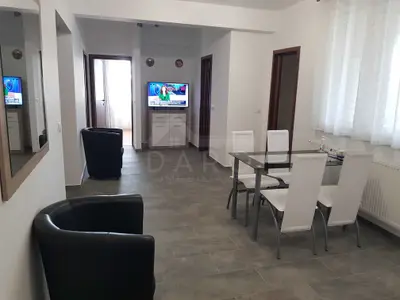 Închiriez apartament 4 camere zona rezidențială
