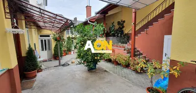 Casa cu 7 camere, 2 spatii comerciale, pretabila pt. birouri, Centru
