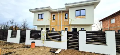 Duplex de vanzare cu 4 camere,2 bai,250 mp teren-Mosnita Veche zona Centrala.